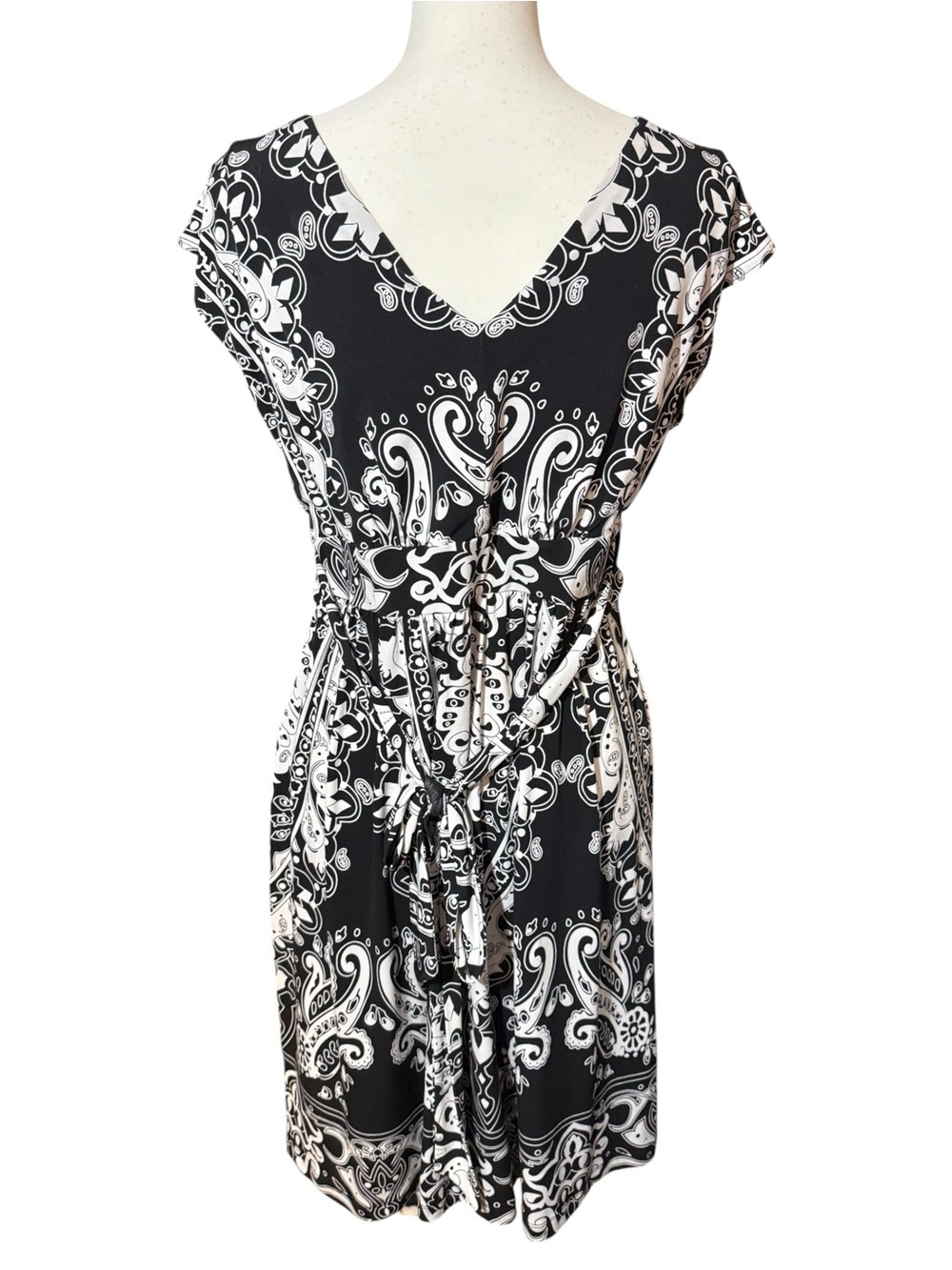 Ice Black & White Paisley V-Neck Cap Sleeve Dress, size 8 - Picture 3 of 10